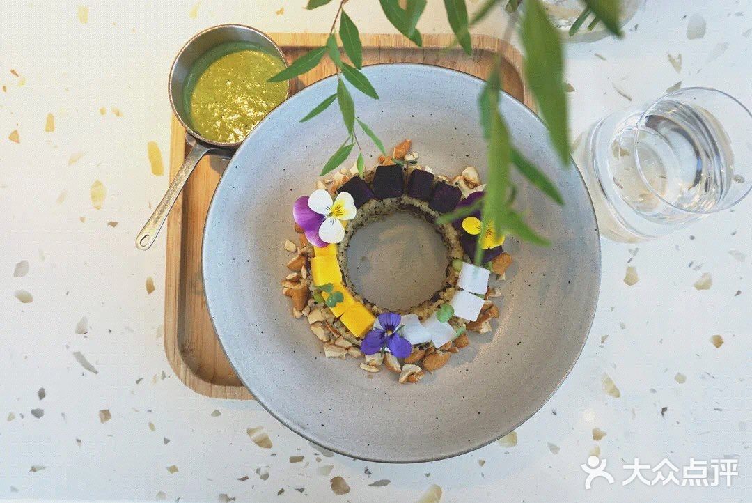 子妤探店 花厨餐厅居然可以YSL补妆收花束