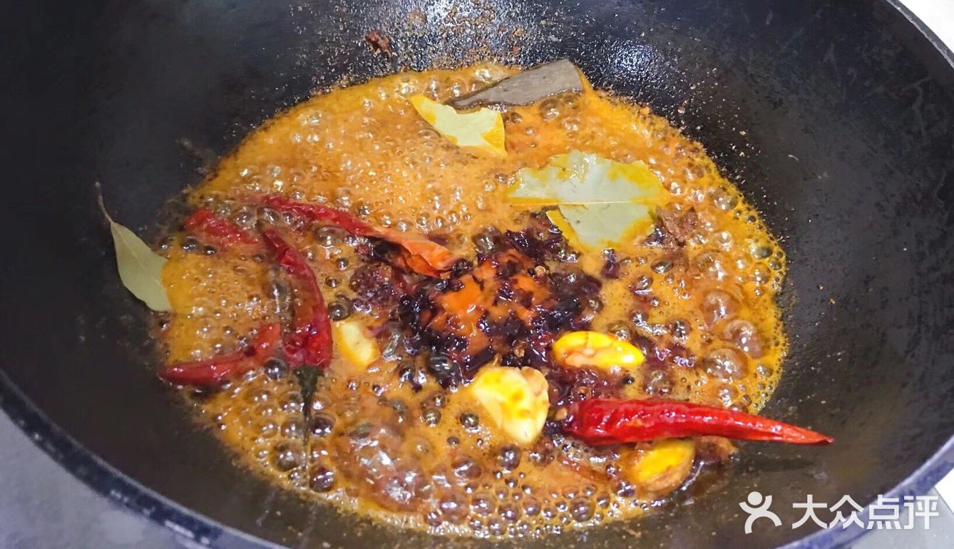 图片是我自己在家制作冷锅串串的过程