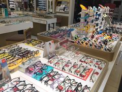 -美式眼镜·授权蔡司.依视路.尼康.豪雅.明月(人民广场店)