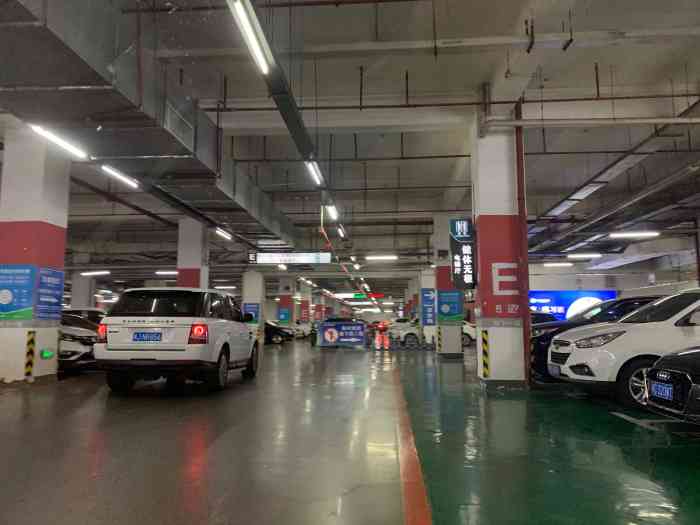 万达广场厦门湖里店-停车场"今天晚上来万达,从仙岳路过来后,小拐到