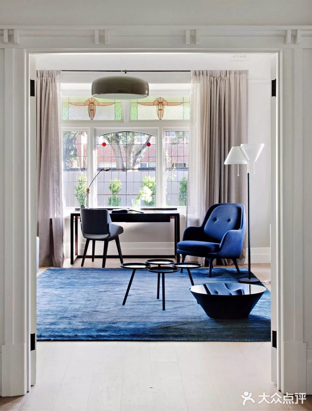 今日分享营造出顶天立地的效果，在视觉上拔高空间