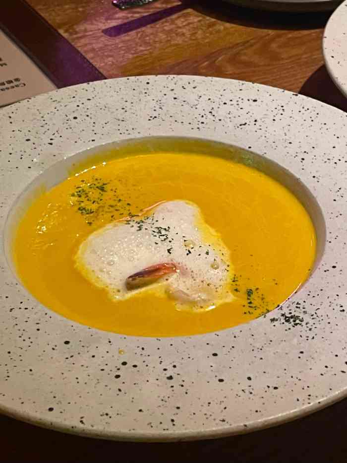 在河西吃完饭意犹未尽就去翠贝卡再喝一杯天气暖和了坐在外面很舒服人