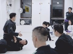 -菠萝格斗巴西柔术训练馆