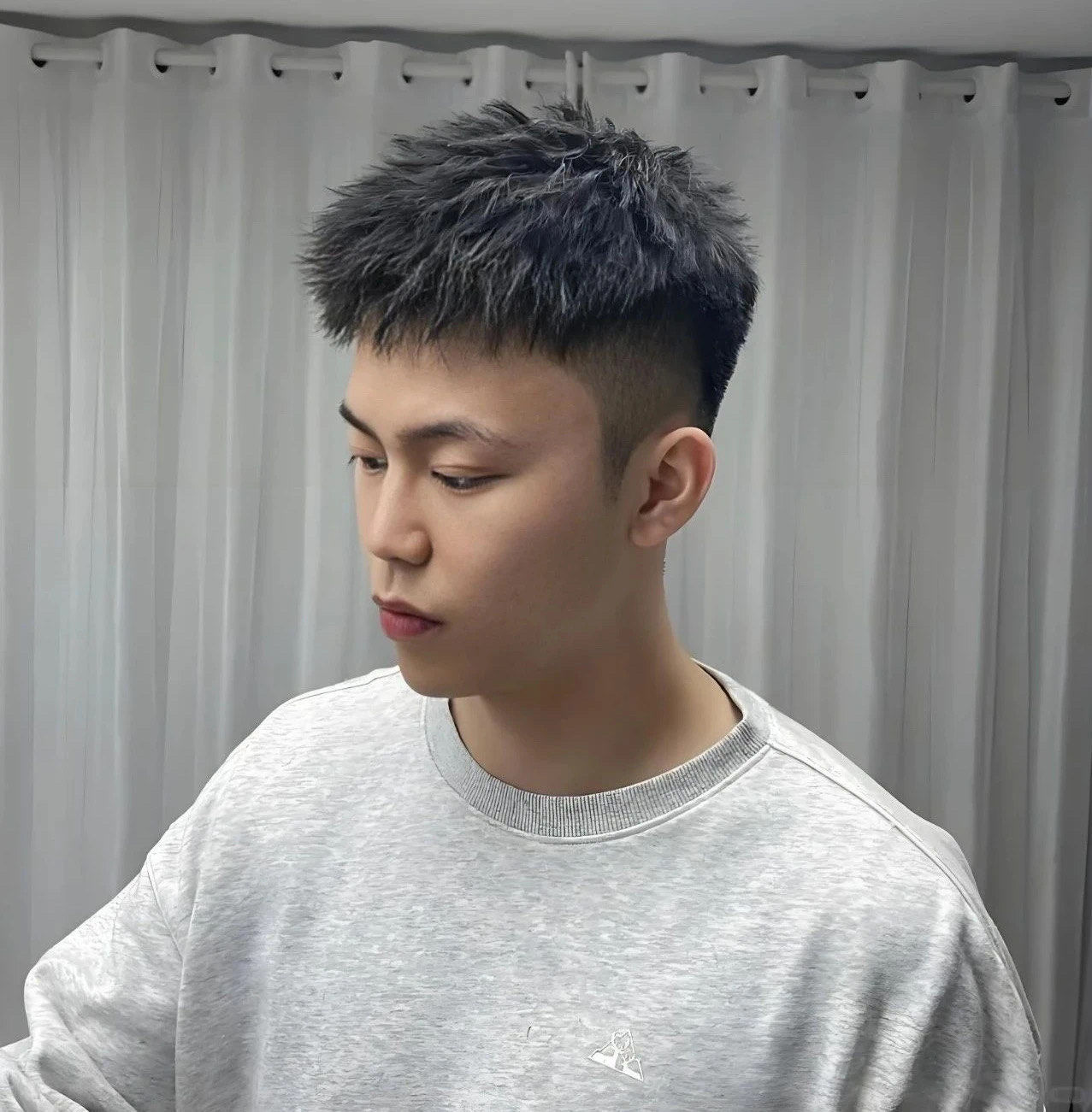 男生们的头发一旦长了之后,顶区的头发就会