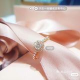 看上去确实会大不少，价格自然也会比小分子的高一些