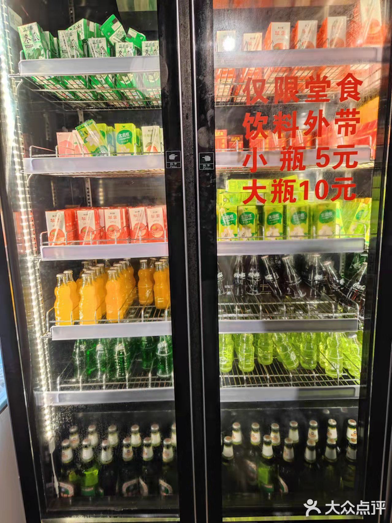 师傅面前的烤物总是拿不完~服务员要夸一夸