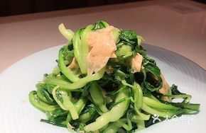 Fried Tofu Skin with Chicken Greens
