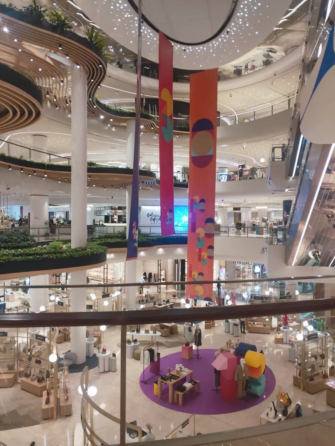 陆家嘴中心l mall绿植种到空中了