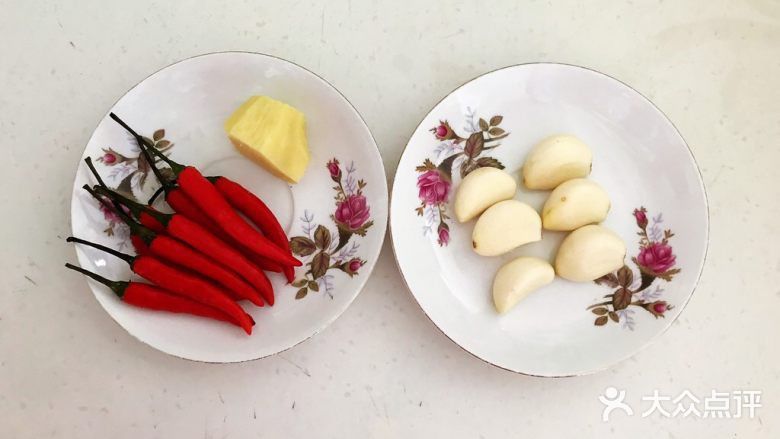 水开后煮2分钟 23. 把鸡爪捞出来