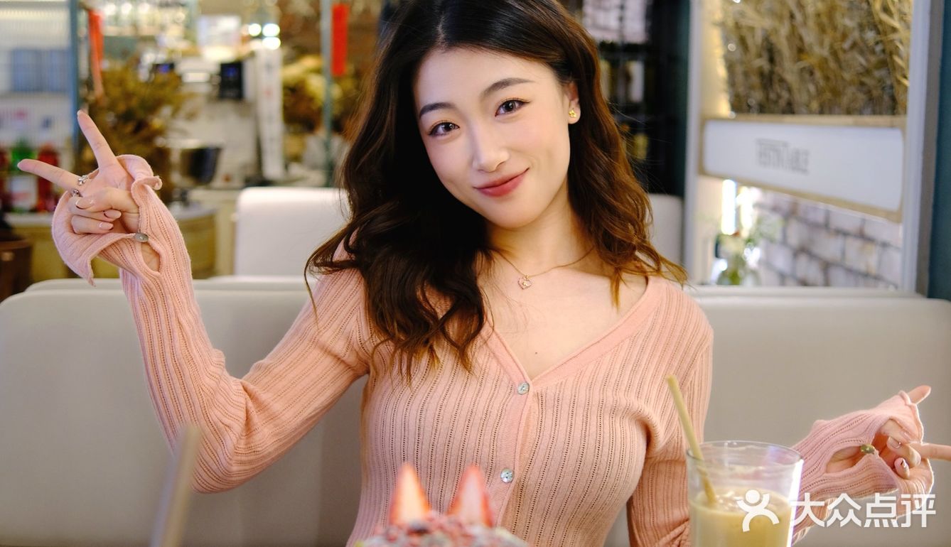 “请吃饭的漂亮姐姐🍽️”  