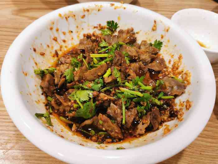 二牛是在出租车圈起来的只要外地游客来想吃炒饭的就会把你拉过来03