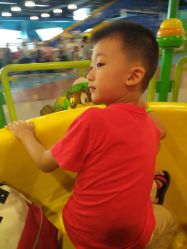-维佳童话镇演出现场(徐东店)