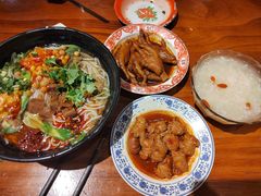 -爆炸头阿姨小四川正宗川味小吃(无任何分店)