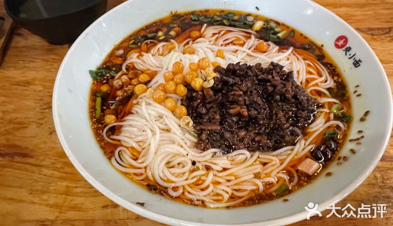 重庆街头的日常一餐 | 不是米线就是面