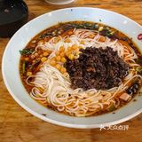 重庆街头的日常一餐 | 不是米线就是面