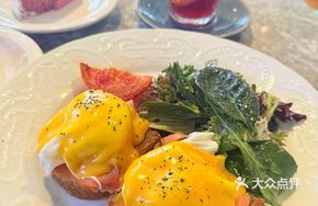 Smoked Salmon Benedict