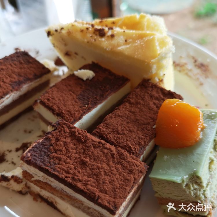 根本吃不下了 ~因为母亲节 每桌还赠送了一包面包