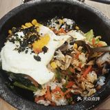 落座就有免费的泡菜和海带小食开胃，拌饭色泽好好看