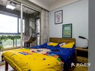 电视背景墙铺贴胡桃木面板作为装饰，实际上左边还有一扇