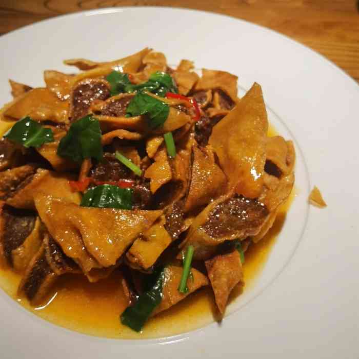 喜欢这种把面食浸在菜里的组合,很不错 「招聘浇汁袈裟」里面是牛肉馅