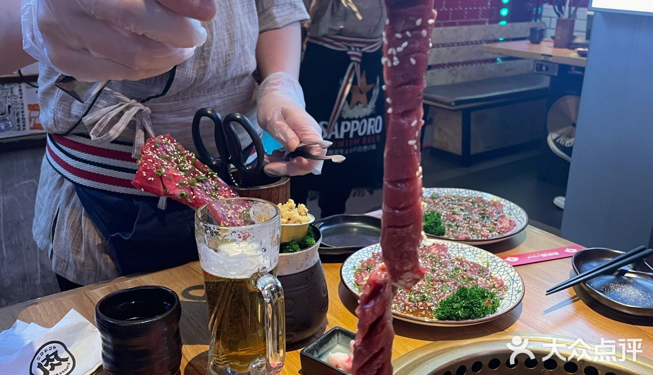 啦啦的拍照。然后用剪刀剪成小块，沾着烧肉汁比较入味