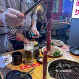 啦啦的拍照。然后用剪刀剪成小块，沾着烧肉汁比较入味