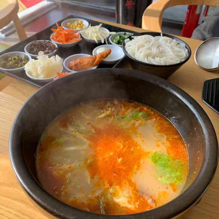 沁缘米线(东方不夜城店)-"我团的过桥米线,口感还不错,小菜拼盘很丰.