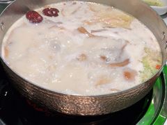 -洪氏嗨捞·广东猪肚鸡·椰子鸡火锅(西咸万象城店)