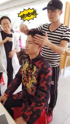 化妆间，李化妆师和助理正在给新郎整理妆容喔。-巴黎婚纱摄影工作室