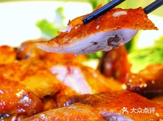 白天陪孩子玩水，晚上吃荔枝木烧鸡