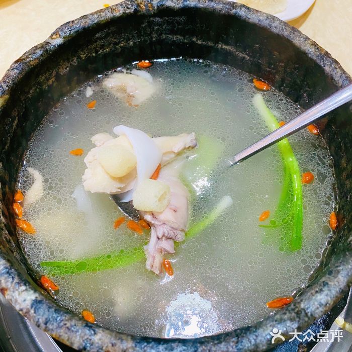 墨脱石锅椰子鸡•糟粕醋•东山羊(大东海店)墨脱石锅椰子鸡图片