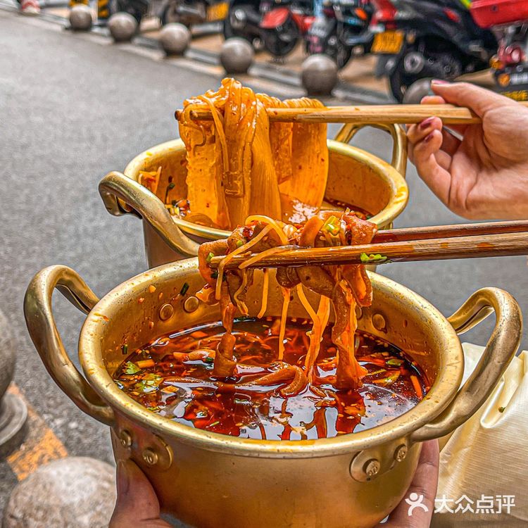 人均30‼️重庆盘盘麻辣烫天花板🔥冒鸭肠无敌