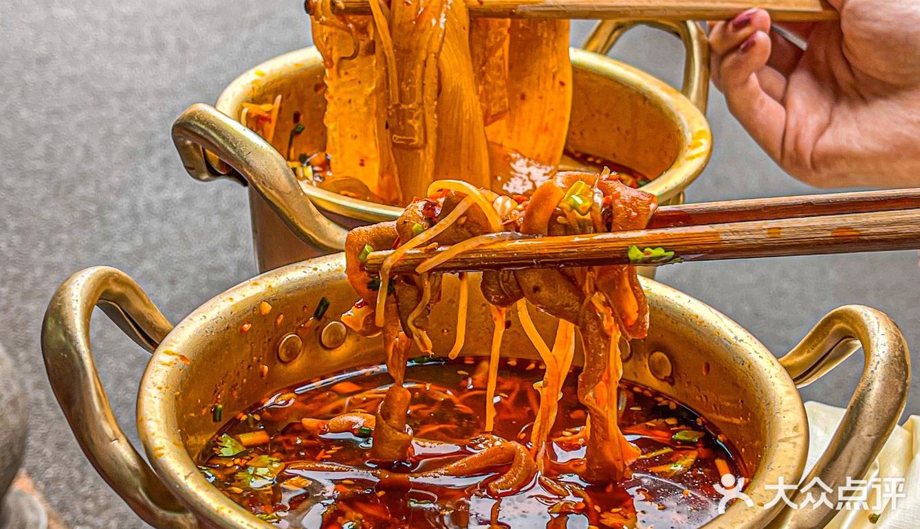 人均30‼️重庆盘盘麻辣烫天花板🔥冒鸭肠无敌