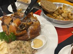 德式烤猪肘陪酸菜土豆泥-申德勒加油站西餐厅Schindlers Tankstelle(上海外滩店)
