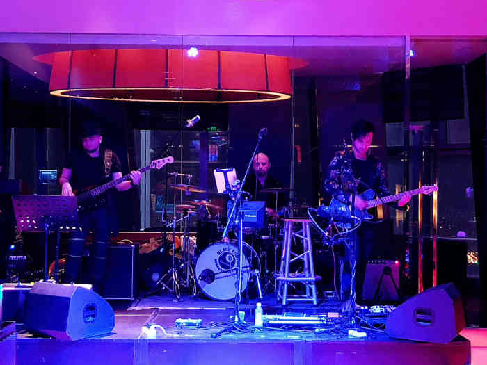 电梯嗖的一下很快到达云酷酒吧服务员很热情的介绍菜品酒品小贵整体