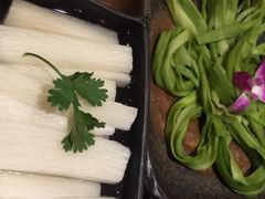 -老牌坊云南鱼豆花火锅(爱建店)