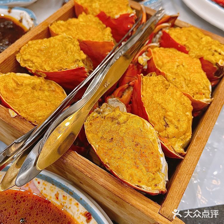 吃蟹这么多年第一次见每只蟹对半切开后蟹黄整整齐齐一家人的[吐]