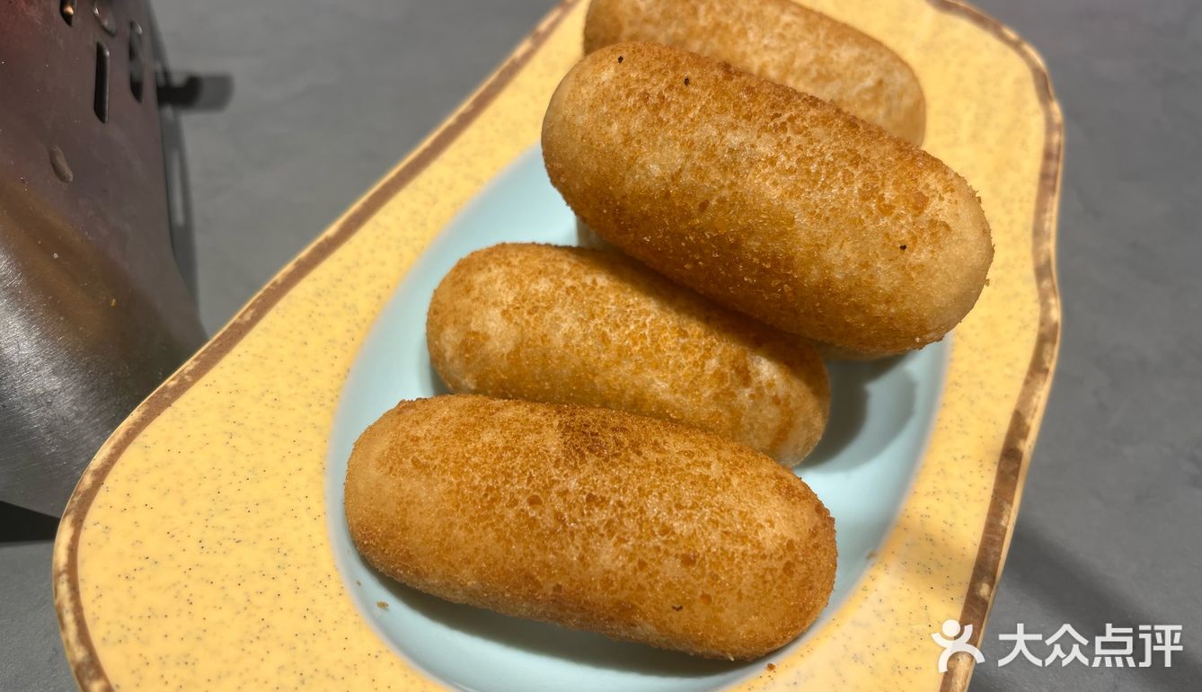 西湖边拥挤的跷脚牛肉馆子