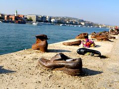 -多瑙河畔鞋履雕塑