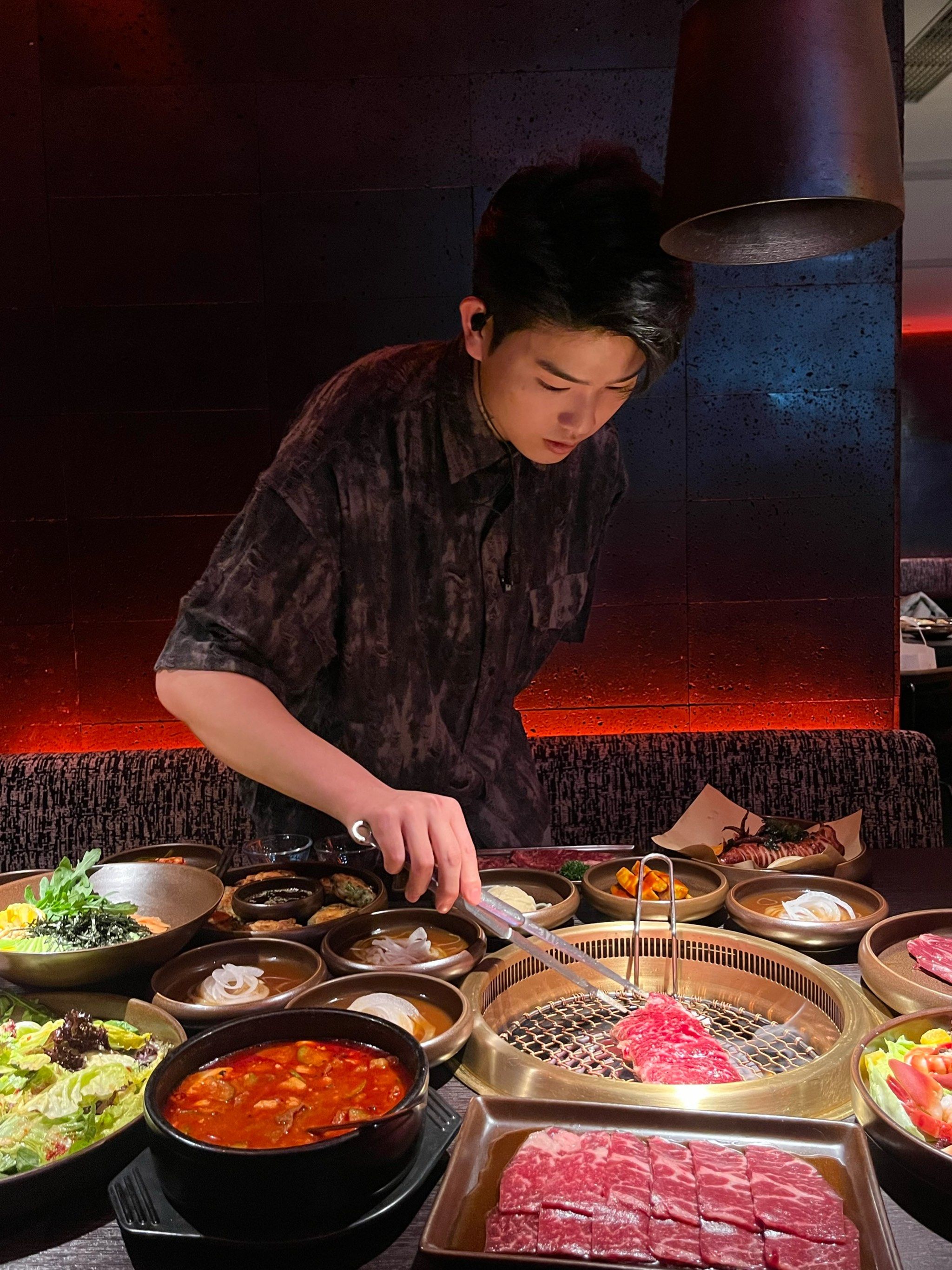 上海!终于吃到帅哥烤肉了!