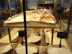 面包甜点陈列柜-啊噗吐呦现场烘焙(麦凯乐店)