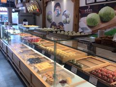 面包甜点陈列柜-南宋胡记(杭州河坊街店)