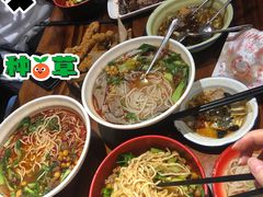 -爆炸头阿姨小四川正宗川味小吃(无任何分店)