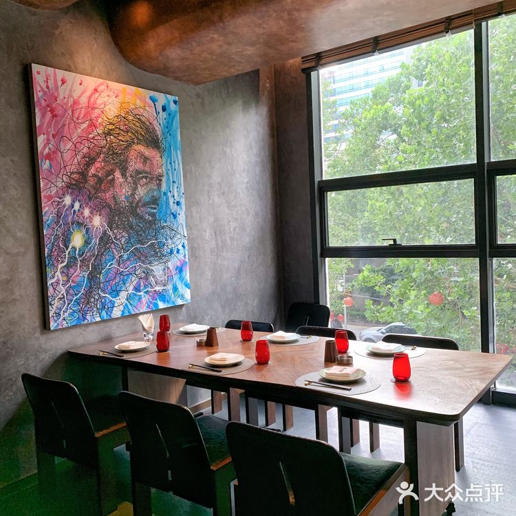 在日落的余晖中，来三里屯品味新中式美食！