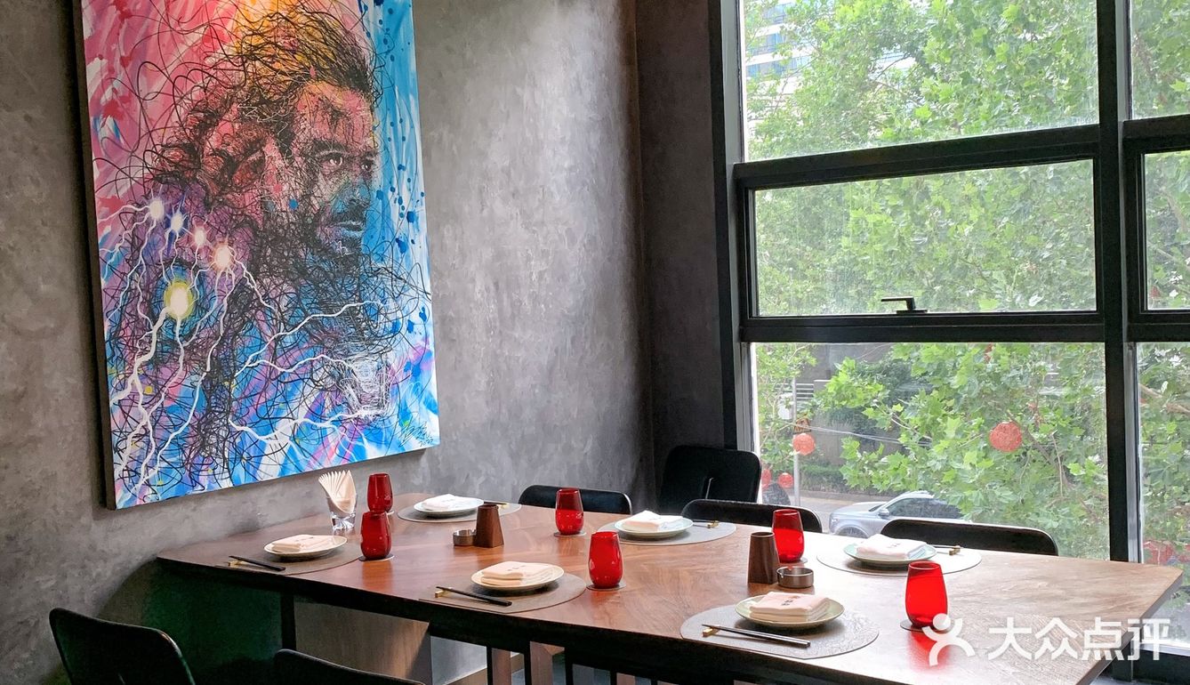在日落的余晖中，来三里屯品味新中式美食！