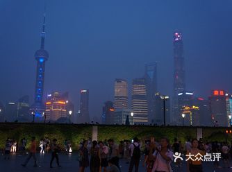 外滩位于上海市中心黄浦区的黄浦江畔，它是上海的风景线