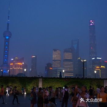 外滩位于上海市中心黄浦区的黄浦江畔，它是上海的风景线