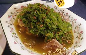 Green Pepper Pig Trotter