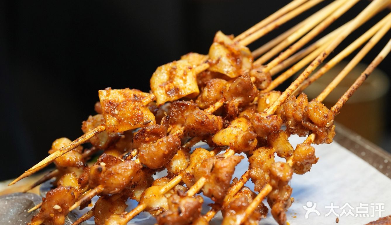 这家东北烧烤店真的太正宗,人气好高