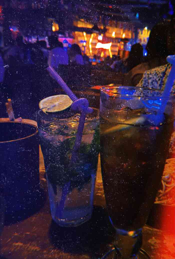 震耳欲聋,和闺蜜晚上转场好几个酒吧最后来中贸散步就在这里坐了一会